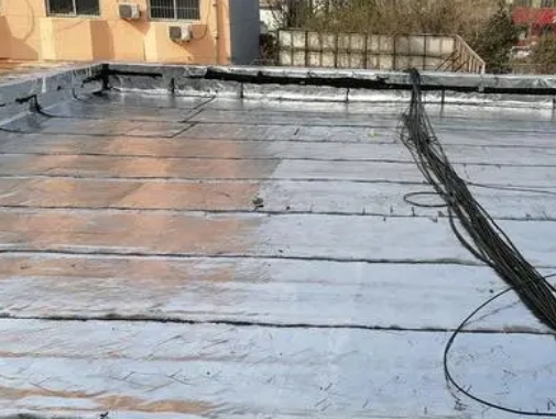 许昌市卫生间漏水维修公司分享下许昌市屋面楼顶防水刚性防水层施工要点。